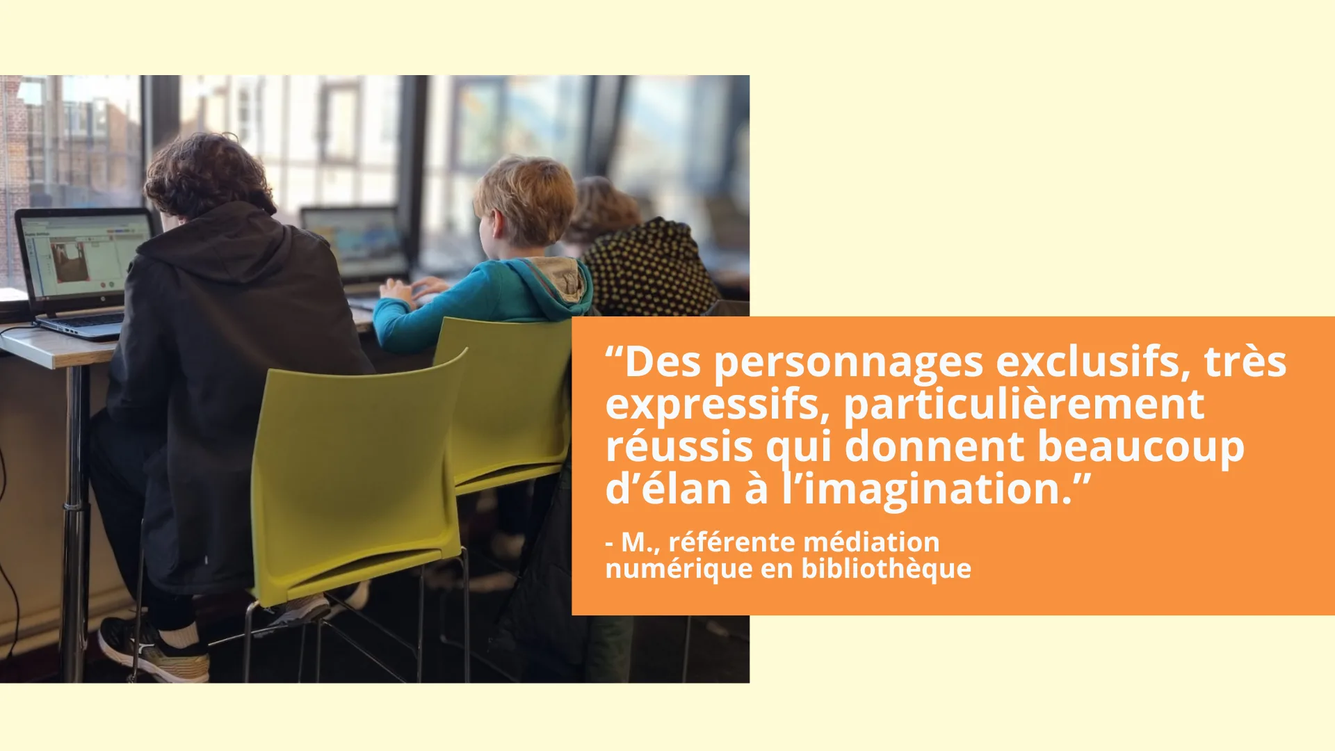 Two children seen from behind use laptops in a library, with large windows behind them, and a quote in French on the right.